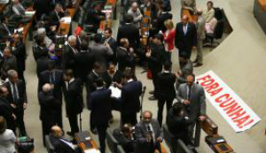 Câmara cassa mandato de Eduardo Cunha por 450 votos a favor e dez contra Aliados de Eduardo Cunha tentaram até o fim uma última manobra para que o deputado conseguisse uma pena mais brandaFoto: Fabio Rodrigues Pozzebom/Agência Brasil
