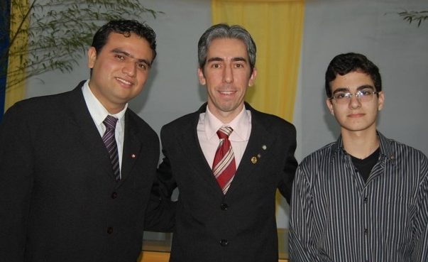 Ao centro, o presidente do Rotary de Amambai, Cassiano Cappellesso, com os presidentes do Rotaract, Roberto Rachitiune (E), e do Interact, Danilo Martucci. 