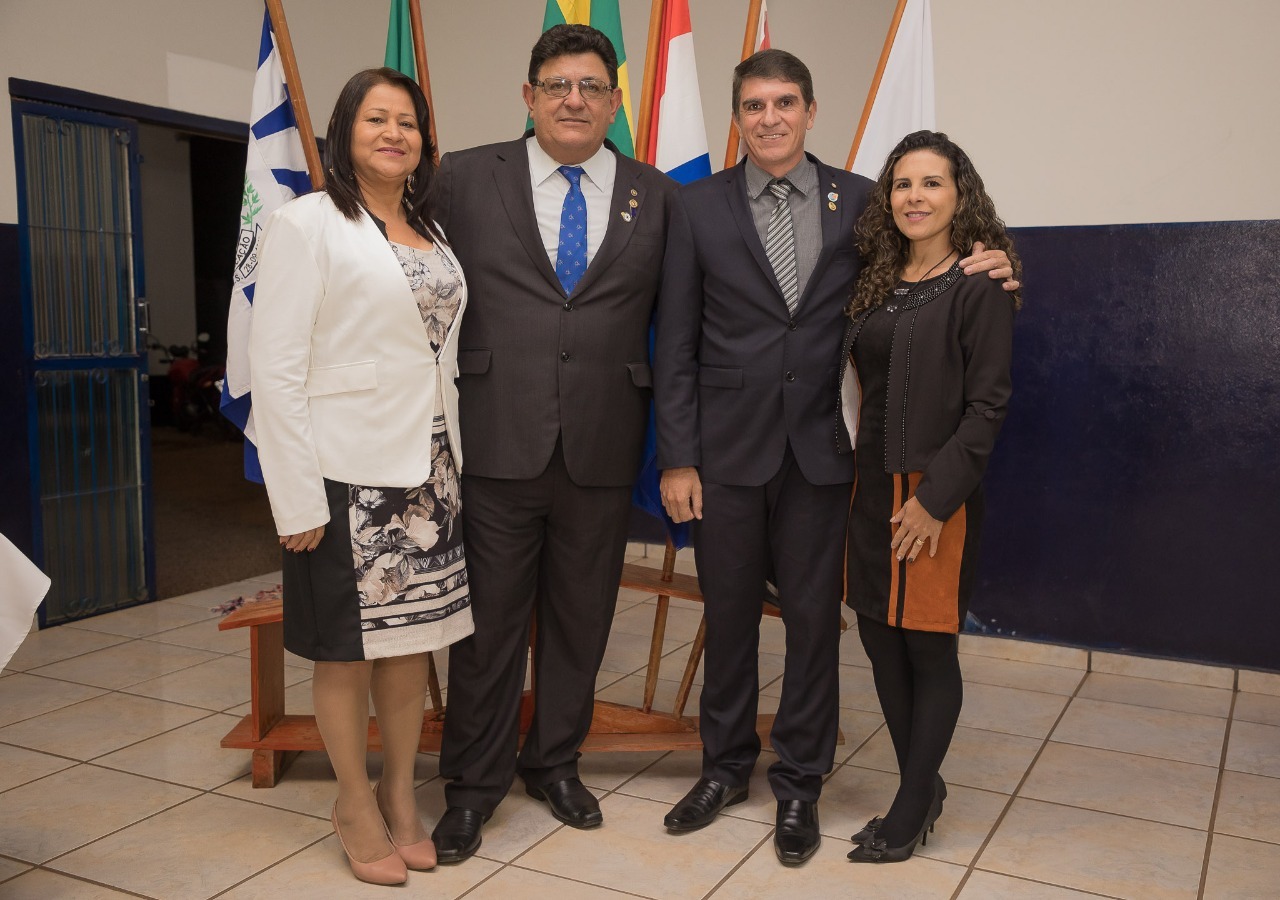 De gravata azul, novo presidente do Rotary de Amambai, Antônio Adão ao lado de Edimilson Sanches, presidente substituído / Foto: Dalton Zonta