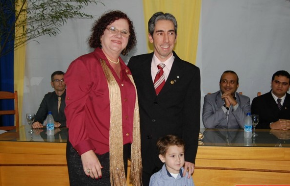 A presidente 2012/2013, Viviane Viaut, com o  presidente 2013/2014, Cassiano e seu filho Heitor.