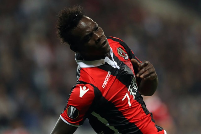 Às vésperas de enfrentar o PSG, Balotelli lamenta suspensão de Neymar Balotelli admitiu ter ficado frustrado com a ausência de Neymar no jogo desta sexta (Foto: Valery Hache/AFP)
