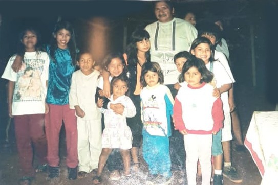 Senhor Atanazio Cabreira e a criançada. De azul, à esquerda, a neta Edivania Cabreira. Crédito: Acervo pessoal de Edivania Cabreira