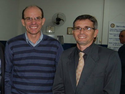 O prefeito de Amambai, Sérgio Barbosa (E), e o comandante do 17º RC Mec, tenente coronel Heron Angelim, prestigiaram a solenidade do Rotary.