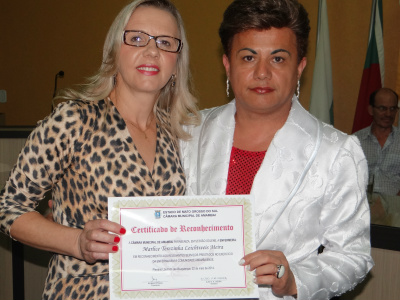 Vereadores de Amambai homenageiam profissionais da Enfermagem A enfermeira Marlice foi homenageada pelo vereador Ilzo Victor / Foto: Moreira Produções