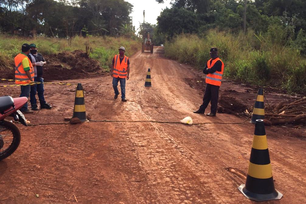Voluntários da comunidade indígena atuando em barreira sanitária na aldeia. Crédito: Neimar Machado.