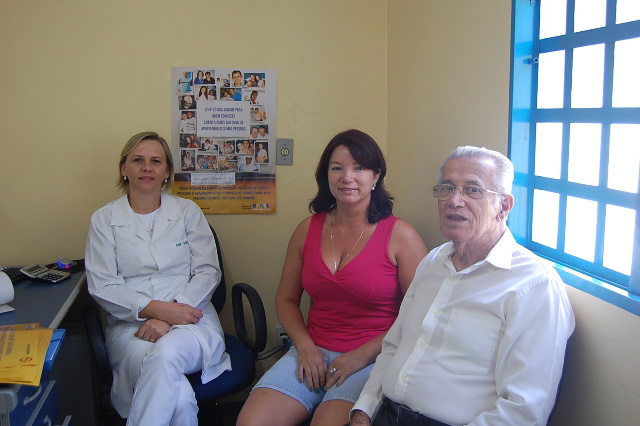 (E/D) A enfermeira chefe do Hospital Regional, Marlice Leichtweis, a auxiliar administrativa, Neuza Marques e o diretor do HR, Almiro Pinto Sobrinho. Foto: Moreira Produções.