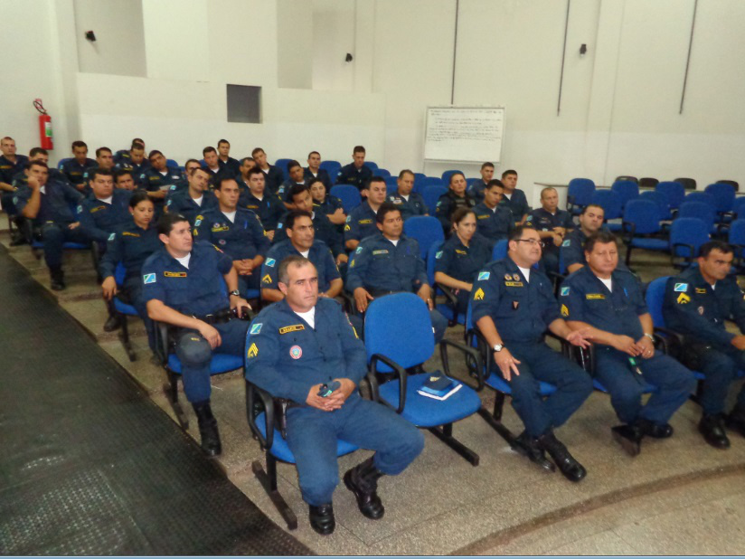 O efetivo este presente recebendo orientações.