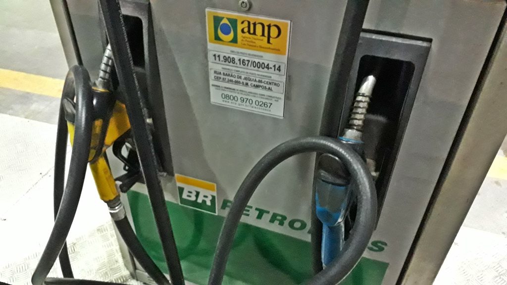 Após semana com preço estável, Petrobras volta a baixar gasolina Após semana com preço estável, Petrobras volta a baixar gasolina