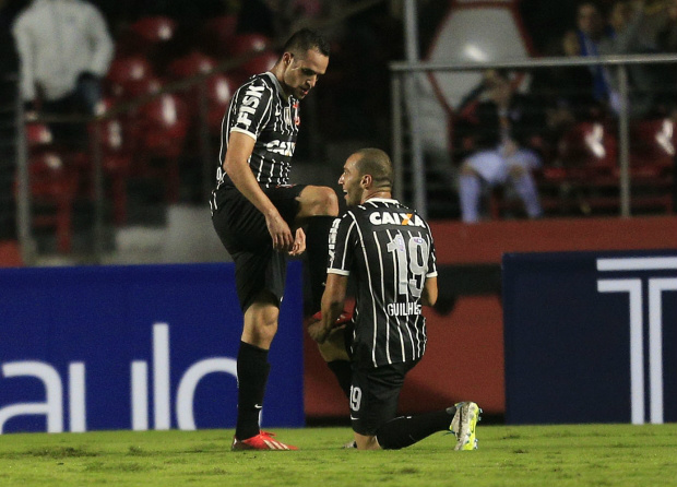 Corinthians vence São Paulo e sai na frente na Recopa Sul-Americana Aos 30 minutos do segundo tempo, Renato Augusto percebeu Rogério Ceni adiantado e encobriu o goleiro tricolor, marcando um golaço no Morumbi Sérgio Neves/Estadão