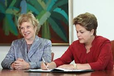 E/D- Ministra da Cultura, Marta Suplicy, e a presidente Dilma Rousseff, durante assinatura de decreto / Foto: Divulgação