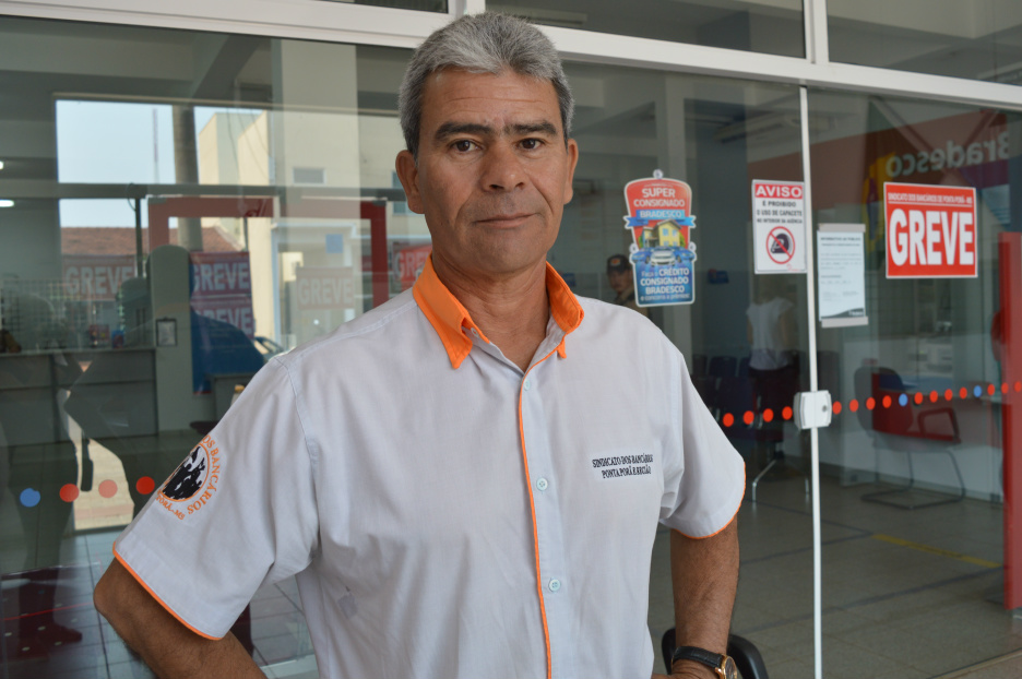 Bancários de Amambai estão em greve Segundo secretário da sede do Sindicato dos Bancários de Ponta Porã, Leônidas Félix de Souza / Foto: Moreira Produções