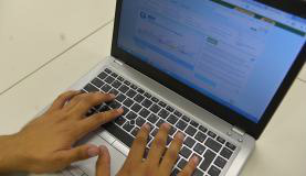 Mais de 32 milhões de casas não têm acesso à internet; preço é maior barreira Nos domicílios da classe A, o índice de acesso é de 97% e nos da classe B, 82%Arquivo/Agência Brasil
