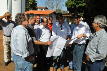 Governos implementam projetos de saneamento em Amambai Autoridades acompanhando as plantas dos projetos.