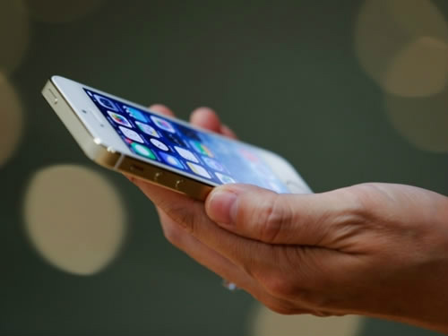 Brasileiros estão mais dispostos a trocar de operadora de celular, diz estudo