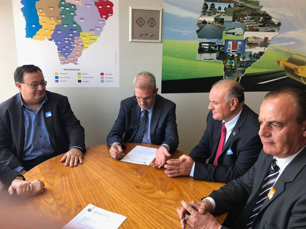 Prefeito de Amambai apresenta projetos e busca recursos em Brasília Dr. Bandeira durante audiência com o deputado federal, Geraldo Resende / Foto: Divulgação