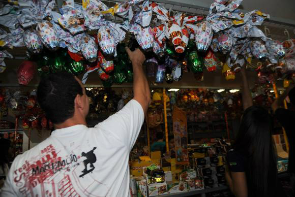 Inmetro faz operação especial para fiscalizar ovos de chocolate com brinquedos Operação Especial Páscoa será feita em pontos de venda de ovos de chocolate que contenham brinquedos - (José Cruz/Agência Brasil)