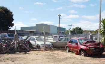 220 veículos e sucatas são leiloados pelo Foro de Amambai Pátio do Detran é um dos que está abarrotado de veículos apreendidos.