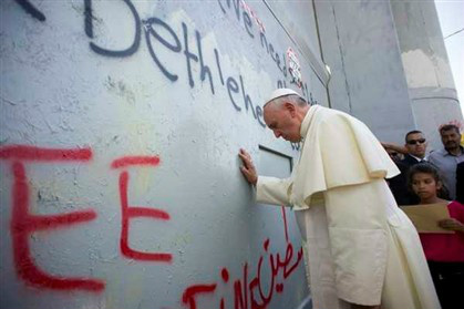 Papa Francisco reza em muro de Belém e pede por paz no Oriente Médio