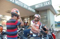 Nova Lei para os Mototaxistas Consumidores devem exigir dos mototaxistas da touca para se proteger de doenças