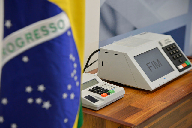 FALA AÍ: Com a reforma política, como ficam as eleições em 2018? Um dos pontos principais da mudança é o financiamento público de campanha que, segundo especialista, tornará eleições mais baratas / Foto: José Cruz/Agência Brasil