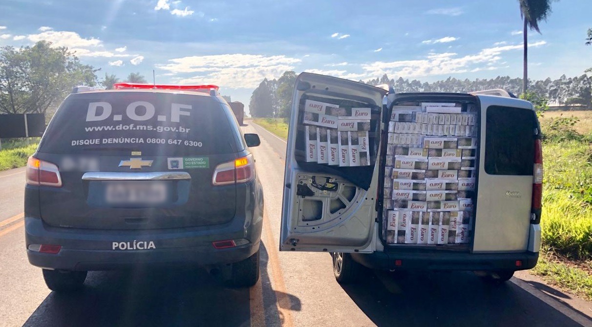 Veículo carregado com mais de dois mil pacotes de cigarros foi apreendido Foto: DOF