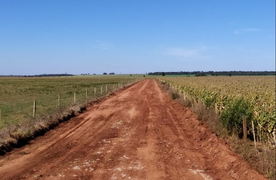 Prefeitura faz manutenção de estradas; garantindo colheita e escoamento do milho Estradas e pontes estão passando por serviços de manutenção / Fotos: Decom