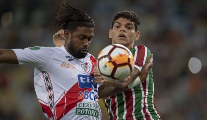 Fluminense supera retranca e estreia com vitória sobre bolivianos O Fluminense sofreu com a retranca boliviana, mas chegou aos gols no fina (Foto: Gazetapress)