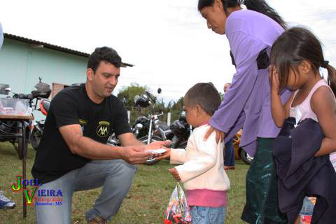 Crianças são presenteadas por Motoclube de Amambai Crianças são presenteadas por Motoclube de Amambai
