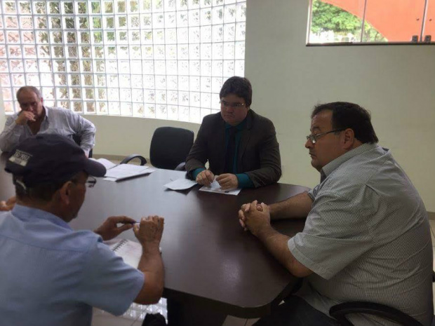 Vereador Maikell busca água e energia para assentamento rural em Amambai Vereador durante reunião com o prefeito de Amambai, Dr. Bandeira, nesta segunda-feira (17) - Foto: Assessoria