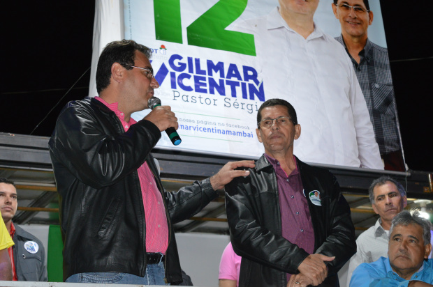 Em comício, Gilmar defende administração participativa em Amambai Gilmar Vicentin e o pastor Sérgio Lui, durante comício na vila Cassiano Marcelo / Foto: Moreira Produções