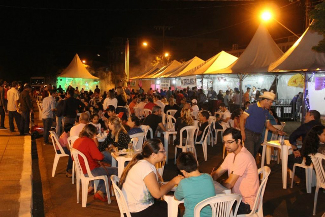 Praça de Alimentação recebeu centenas de famílias de Amambai na Praça Coronel Valêncio de Brum / Foto: Assessoria