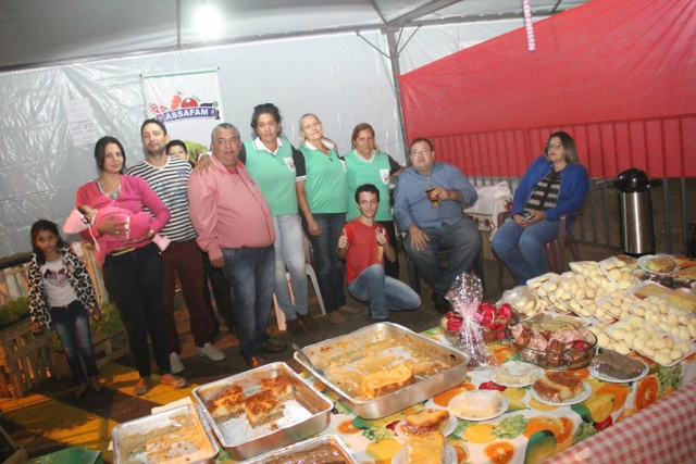 Dr. Bandeira ao lado do vice, Valter Brito, secretários e vereadores prestigiaram a 14ª Feira do Peixe de Amambai / Foto: Assessoria