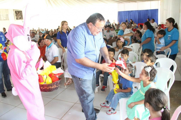Momento que o prefeito Dr. Bandeira fazia entrega de ovos de páscoa / Foto: Assessoria