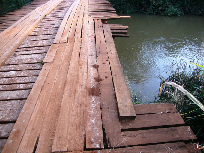 A ponte sobre o rio Amambai, localizada na região da escola Agrícola, está sem condições de tráfego.
