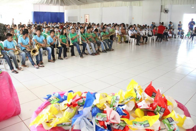Assistência Social entrega ovos de páscoa a participantes de projetos em Amambai Entrega de ovos de páscoa ocorreu durante solenidade no Centro Municipal de Eventos, antigo Alphaville, na tarde da última quinta-feira / Foto: Assessoria