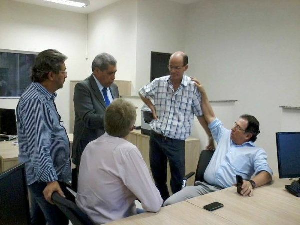 Amambai e Aral Moreira viabilizam reconstrução de ponte sobre Rio Amambai Reunião com o governador Puccinellli e o secretário de Obras de MS para viabilizar a reconstrução da ponte.