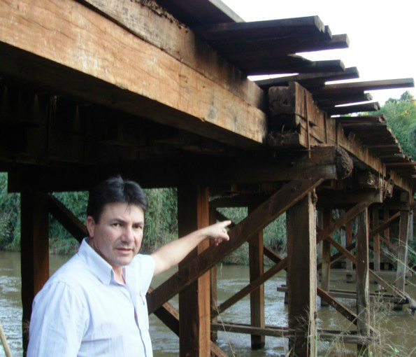Amambai e Aral Moreira viabilizam reconstrução de ponte sobre Rio Amambai A ponte do rio Amambai; vereador Jaime Bambil em visita na região da escola Agrícola em julho deste ano.