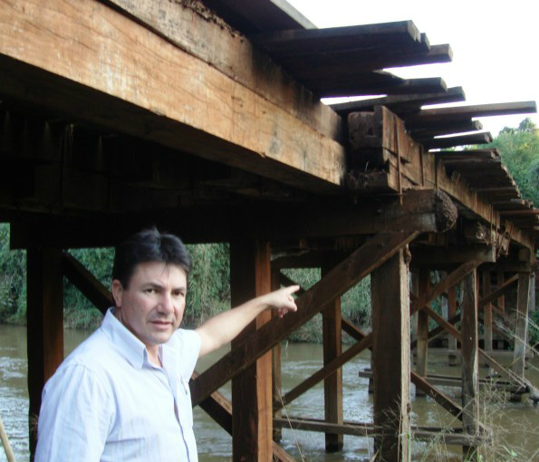 A ponte do rio Amambai; vereador Jaime Bambil em visita na região da escola Agrícola em julho deste ano.