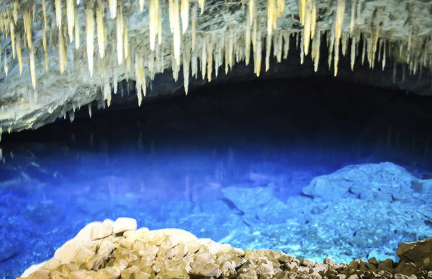 A Gruta do Lago Azul é um dos principais pontos turísticos de Bonito fica entre fica entre os córregos Taquaral e Anhumas, afluentes do Rio Formoso (Foto: Thinkstock)