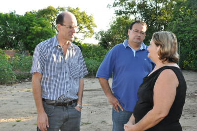 A primeira casa visitada na Vila Guape foi de Aparecida Luiza, que ouviu atentamente as orientações.