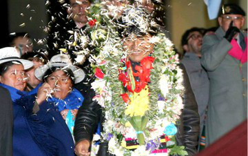 Evo Morales chega à Bolívia como herói, depois de episódio em que países da Europa o sujeitaram a constrangimento internacional