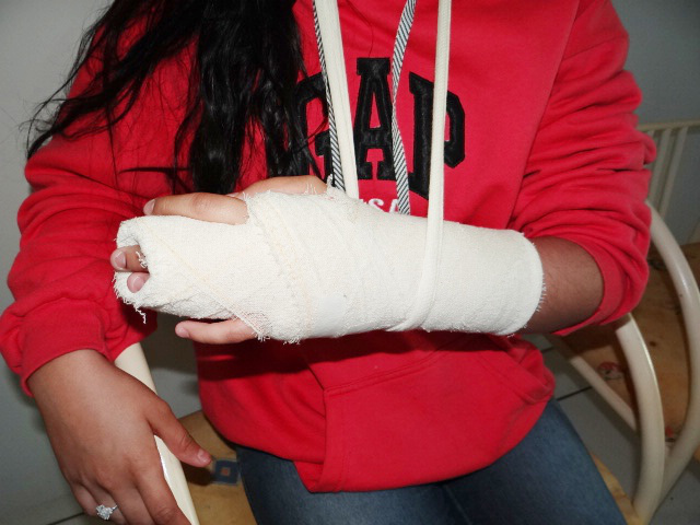 A menina agredida teve os dedos anelar e médio quebrados pelos chutes do autor.