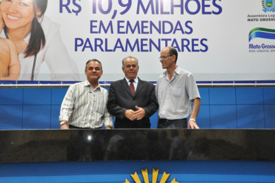Vereador Anilson Prego solicita e vilas de Amambai ganham Academias de Saúde E/D- Vereador Prego, deputado Lauro Davi e o prefeito Sérgio Barbosa /Foto: Divulgação