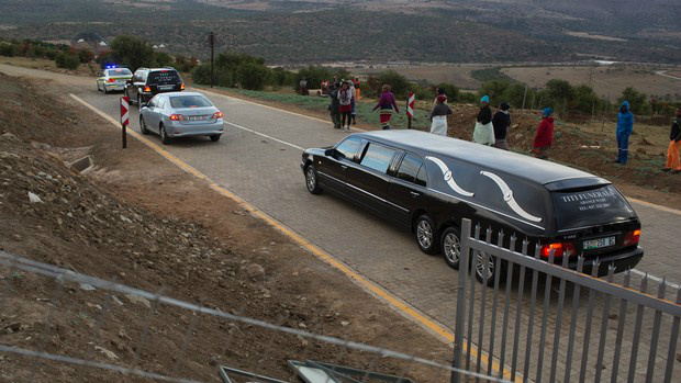 Exumados restos mortais de três filhos de Nelson Mandela