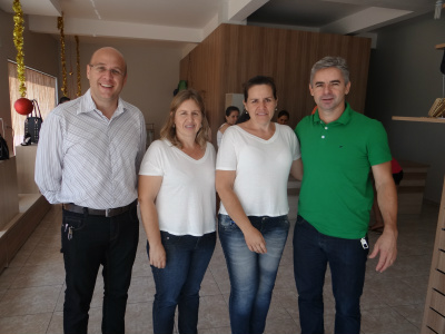 E/D- Secretário de Indústria e Comércio, Rodrigo; empresárias Marilena e Telma e o presidente da Acia, Azor de Assis / Foto: Moreira Produções