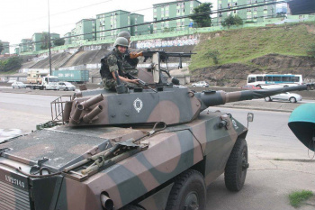 Militares tomam posição durante tomada do Complexo do Alemão.