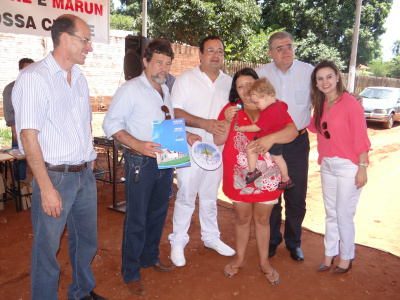 Famílias recebem casas em Amambai Moradora recebendo chave da casaFoto: Moreira Produções