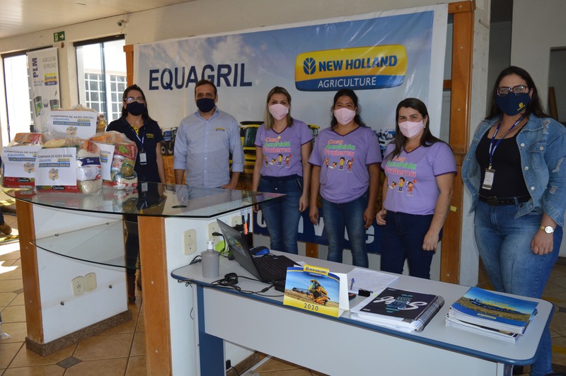 Momento da entrega das cestas básicas / Foto: Moreira Produções