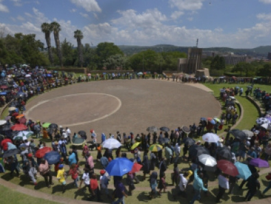 A estimativa das autoridades locais era que aproximadamente 20 mil pessoas passassem pelo altar onde estava o corpo de Mandela
