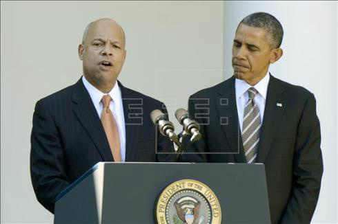O novo secretário de Segurança Nacional dos EUA Jeh Johnson (e), durante entrevista coletiva nesta sexta-feira ao lado do presidente Barack Obama, em Washington. EFE
